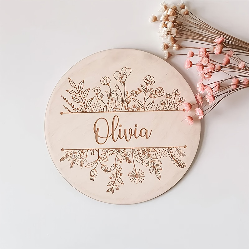 Home Decor Names - パーソナライズされた花柄彫刻名札、カスタムラウンド木製サイン、家の壁飾り、意味のある贈り物