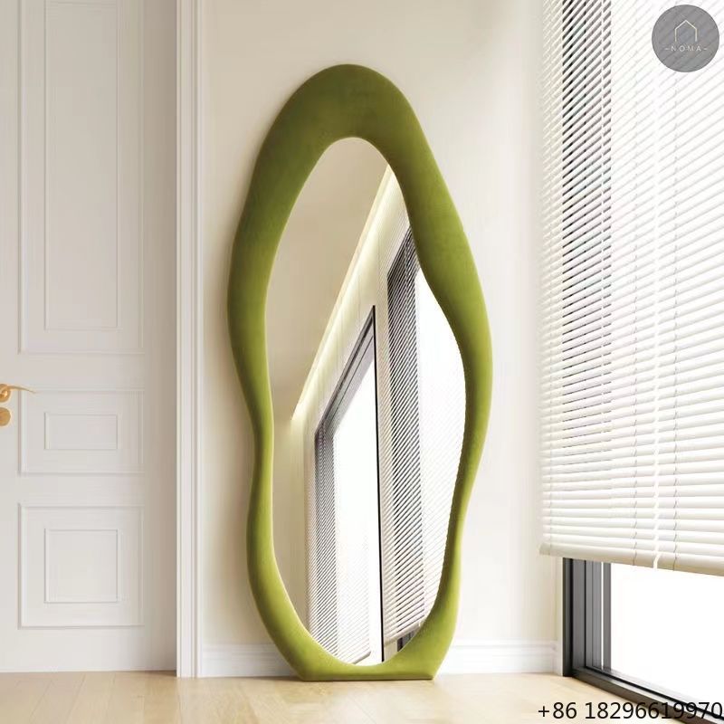 Home Decor Mirror - クリーム色の不規則な形の全身鏡、ベルベットフレームの自立式ボディミラー、家の装飾、ファッショナブルなデザイン